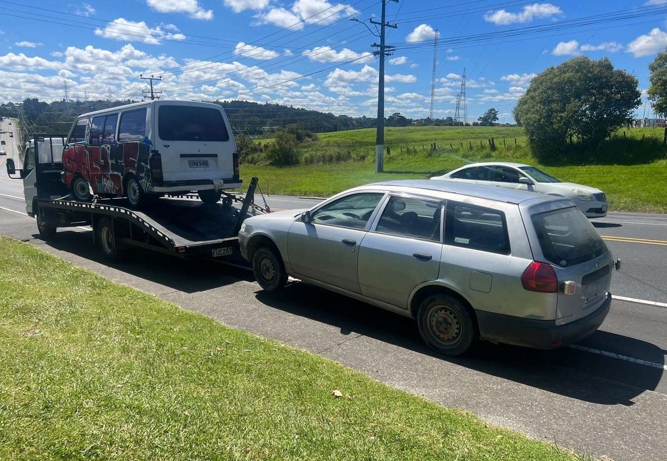 Cash For Cars Auckland tow truck collecting an unwanted van and wagon on an Auckland roadside